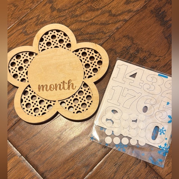 Wooden Flower-Shaped Monthly Milestone Marker - Picture 1 of 1